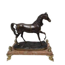 Cheval en bronze sur socle...